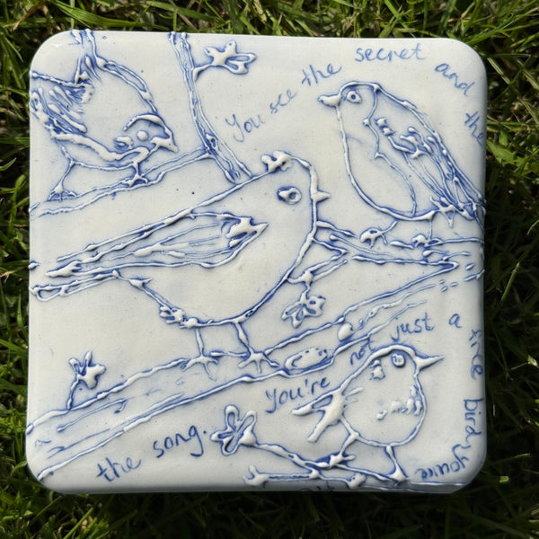 Blue and white porcelain lidded bird box