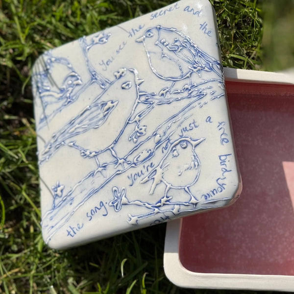 Blue and white porcelain lidded bird box