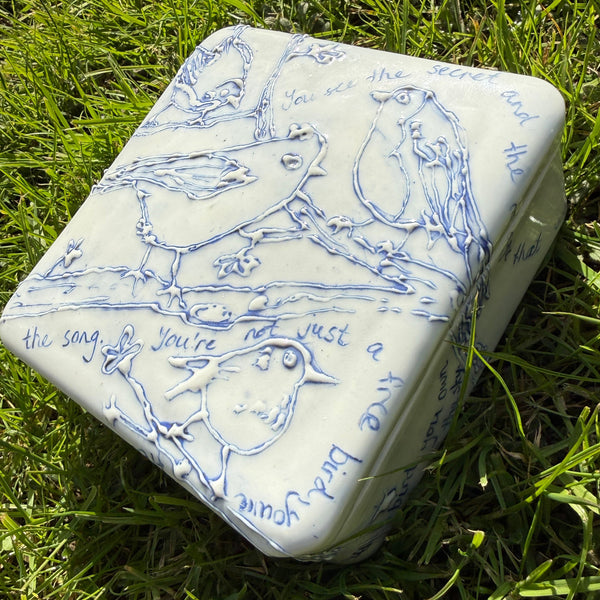 Blue and white porcelain lidded bird box