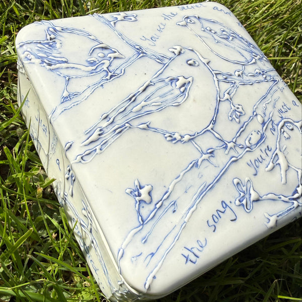Blue and white porcelain lidded bird box